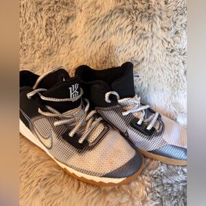 Nike Kyrie Flytrap 4 GS Basketball Shoes Black White Gum Youth 7Y